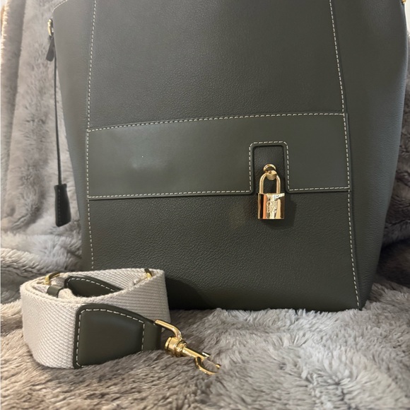 Carolina Herrera Handbag - Picture 8 of 11